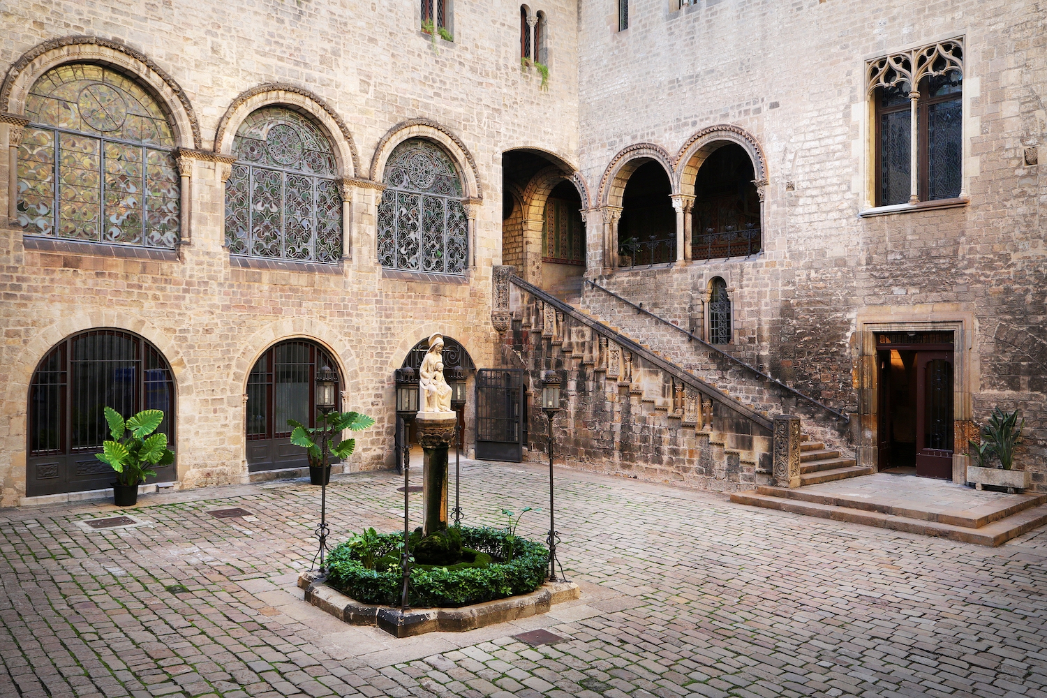 Al pati central del Palau Episcopal encara hi ha vestigis de la traça original del segle XIII