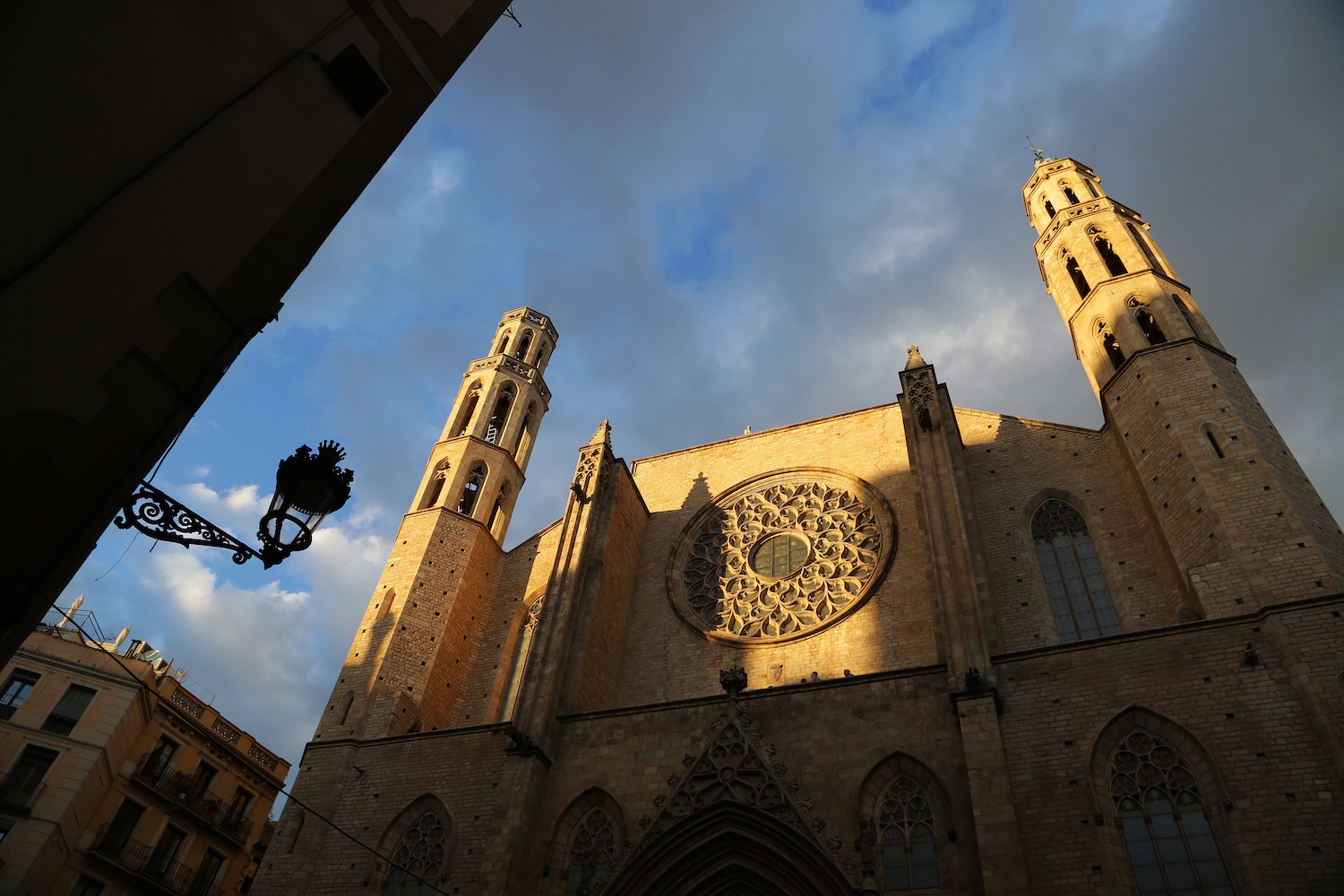 Santa Maria del Mar és un dels millors exemples del gòtic català, i el devem a la rica vida comercial de la Barcelona marítima del segle XIV