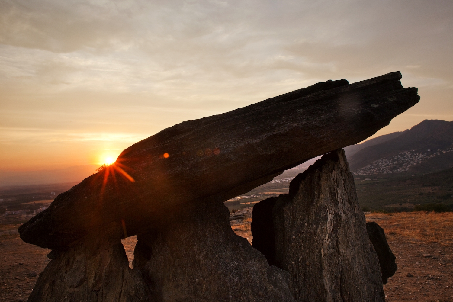 Al turó del Cap de l’Home, a pocs metres d’un vessant pronunciat que mira cap a Roses, s’aixeca el dolmen del mateix nom, un sepulcre megalític format per grans lloses de granit