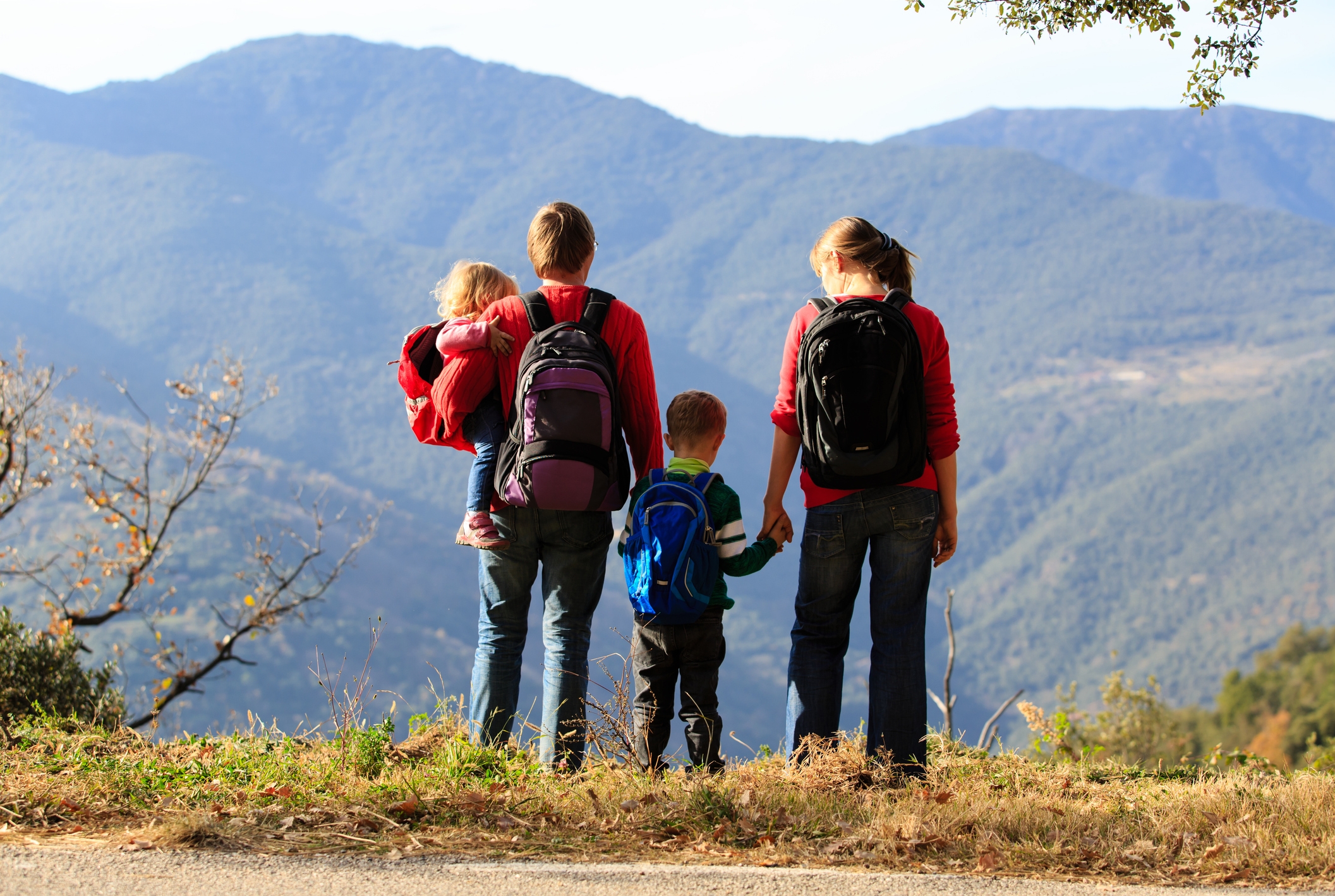 Família gaudint d'una sortida a la muntanya