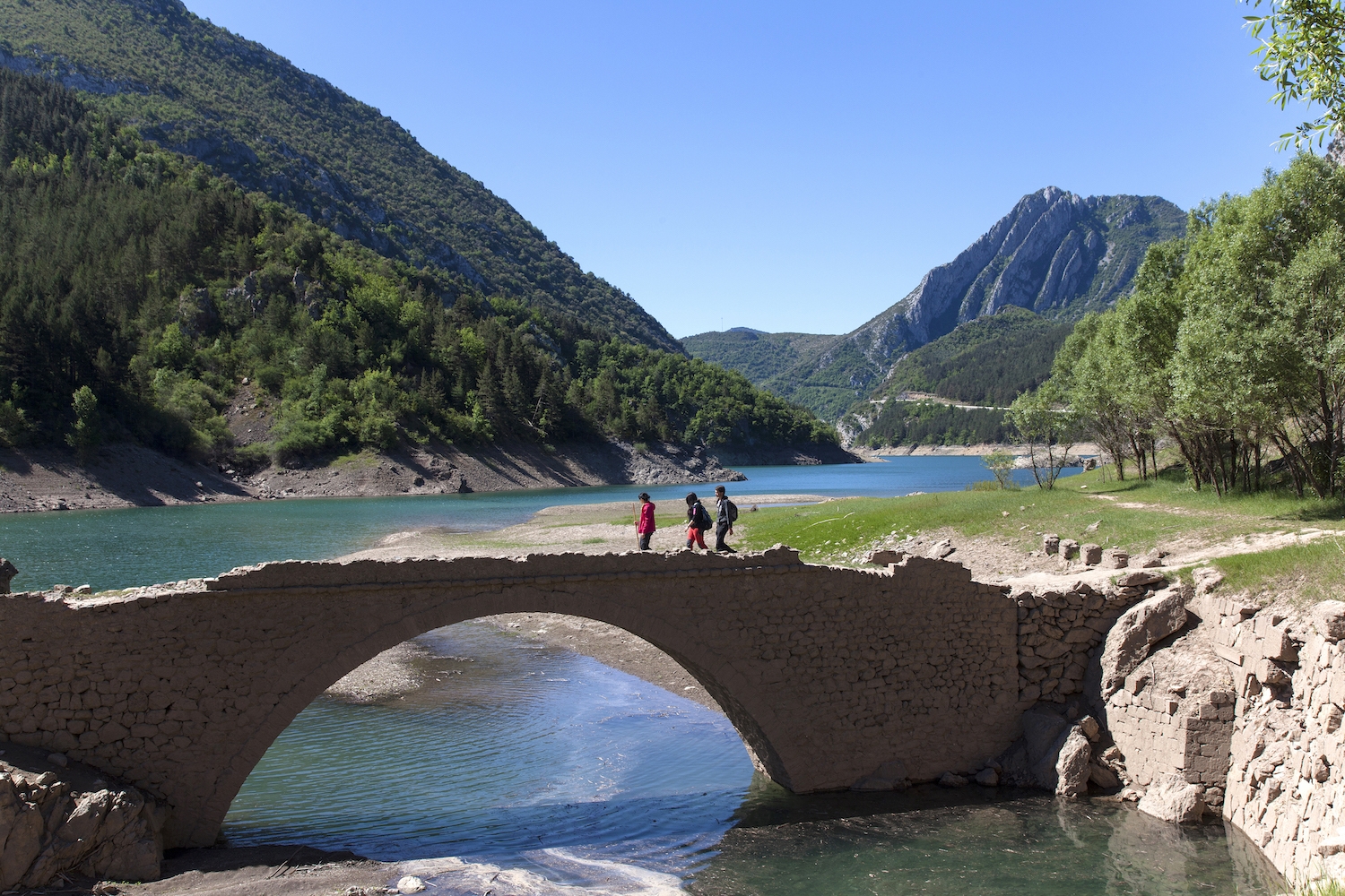 L’antic monestir de Santa Maria de Lavaix, al Pont de Suert, està negat la major part de l’any per les aigües del pantà d’Escales