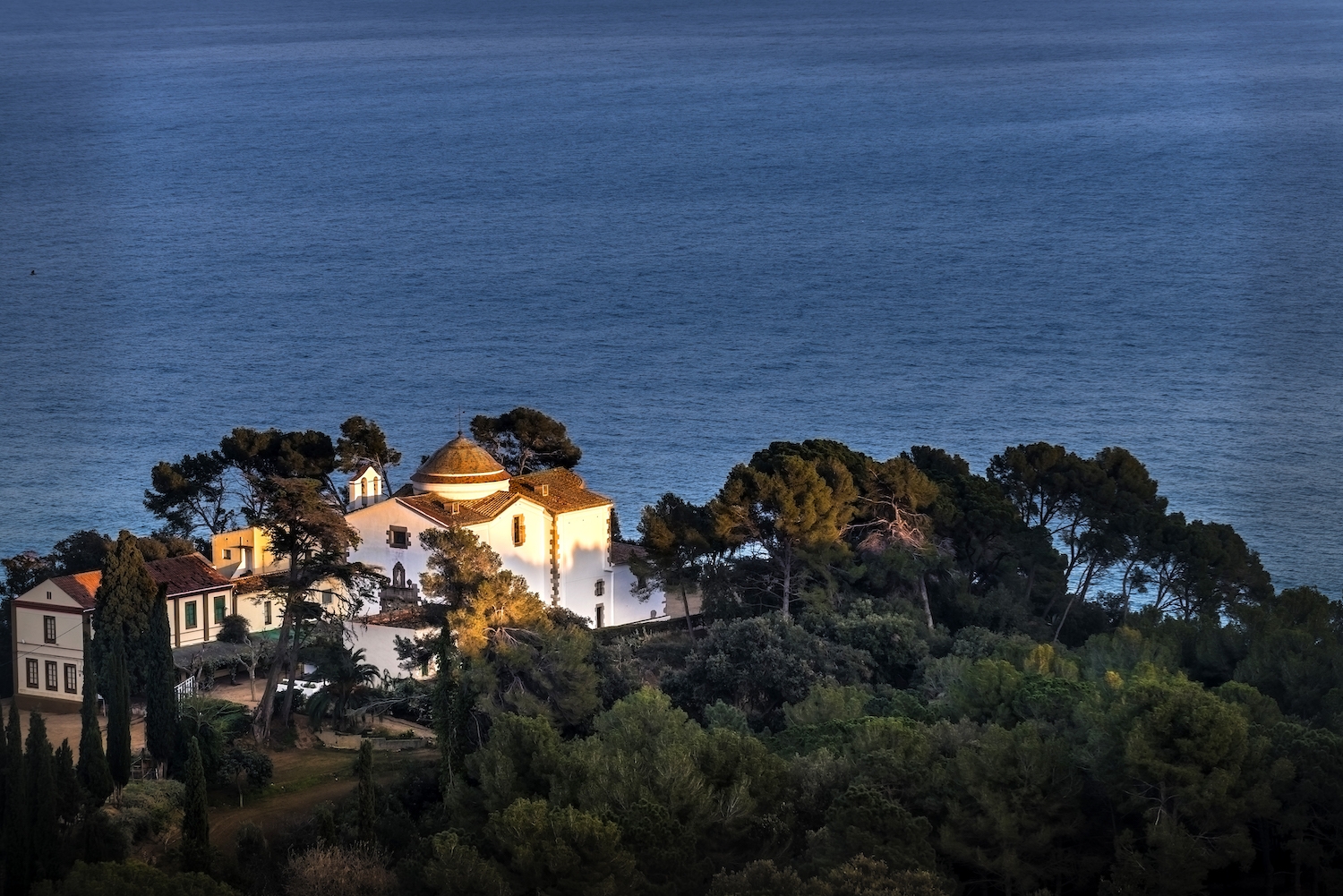 L'ermita de Santa Cristina mira el mar Mediterrani