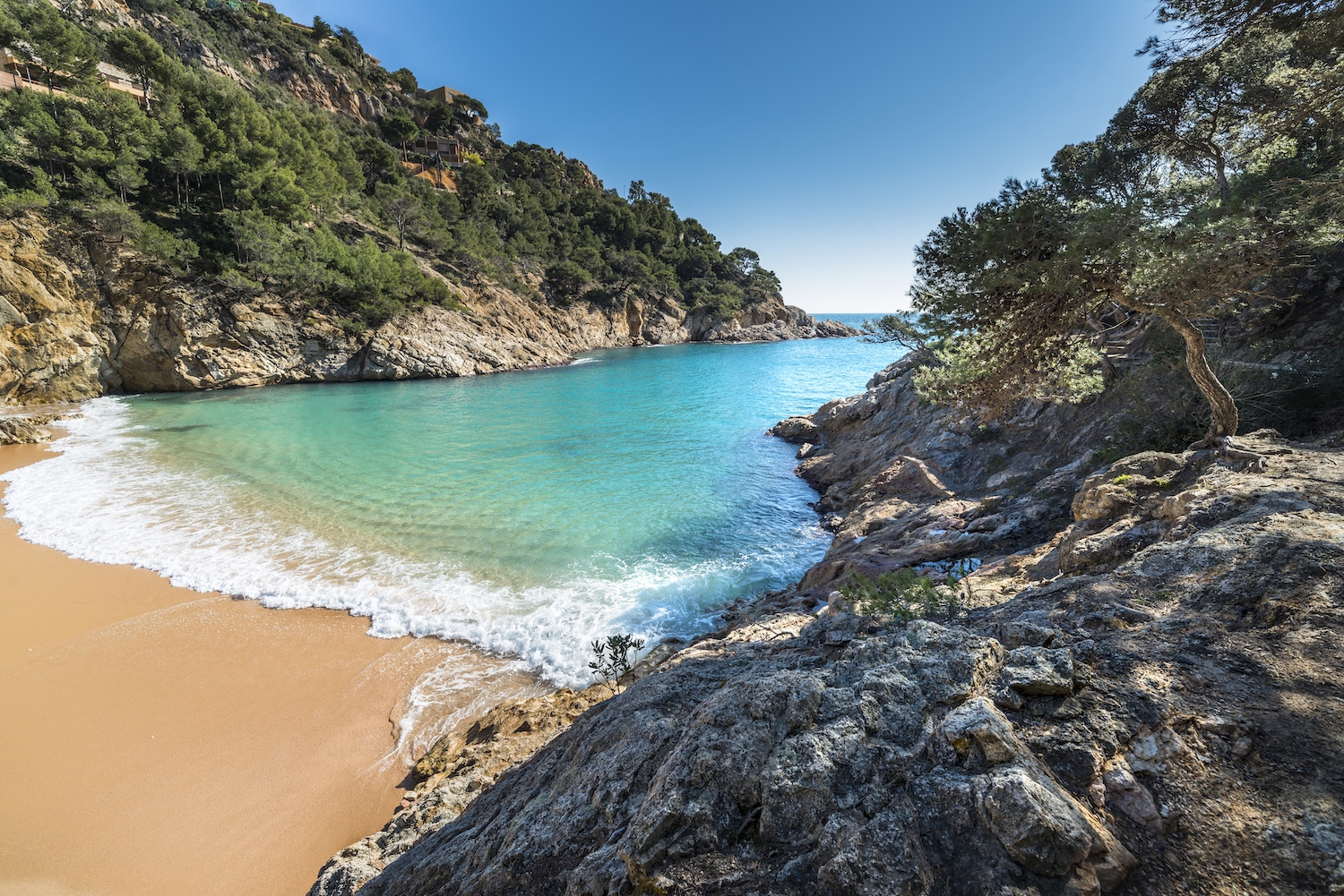 Cala Pola és famosa per les seves aigües profundes i la seva sorra gruixuda