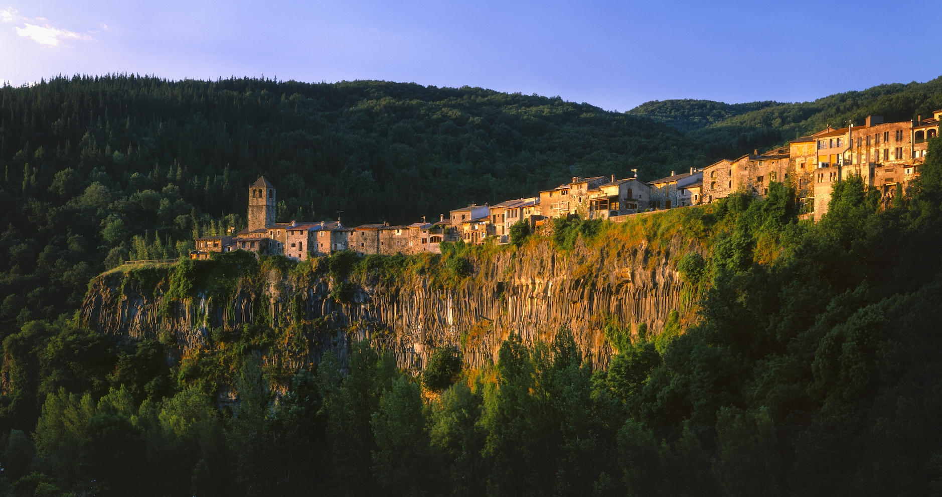 L’espadat basàltic de Castellfollit de la Roca cau d’una manera espectacular sobre el Fluvià i el Turonell