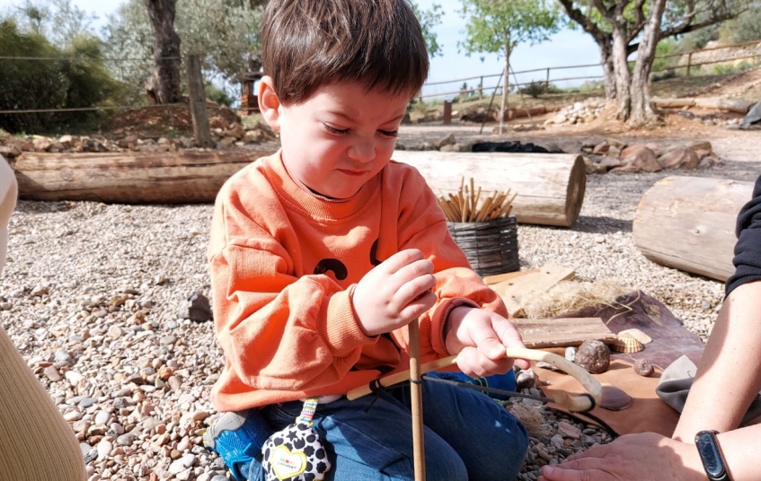 En Roc intenta fer foc com ho feien els prehistòrics a Sant Llorenç de Montgai