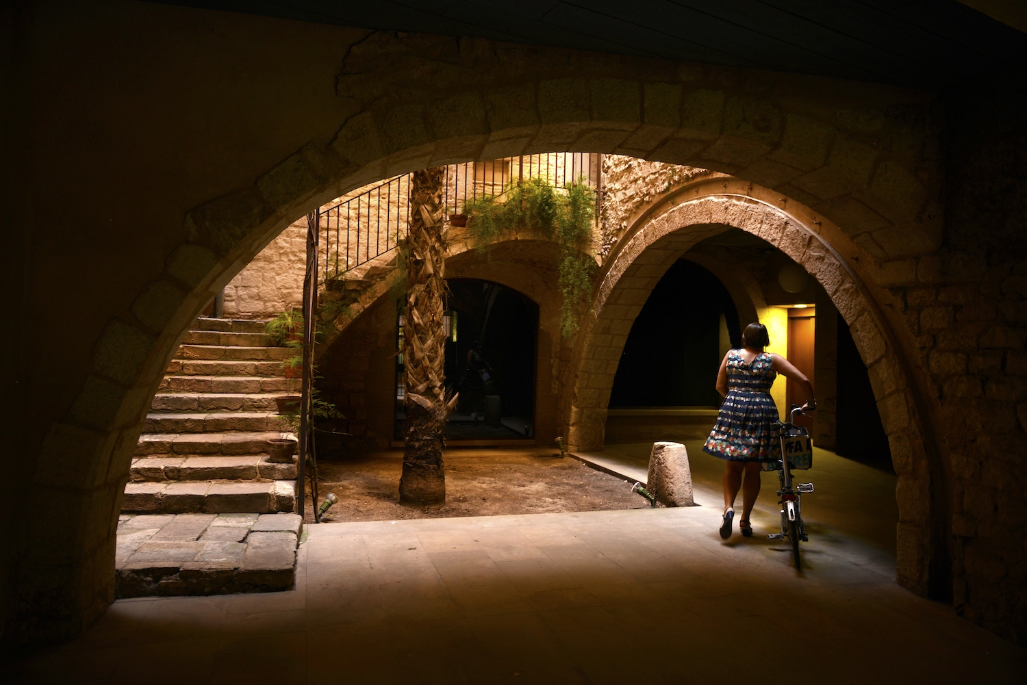 El barri de Sant Pere ha estat, des dels seus orígens, estretament lligat a la vida artesanal de la ciutat. N’és una mostra l’edifici del Gremi de Carders