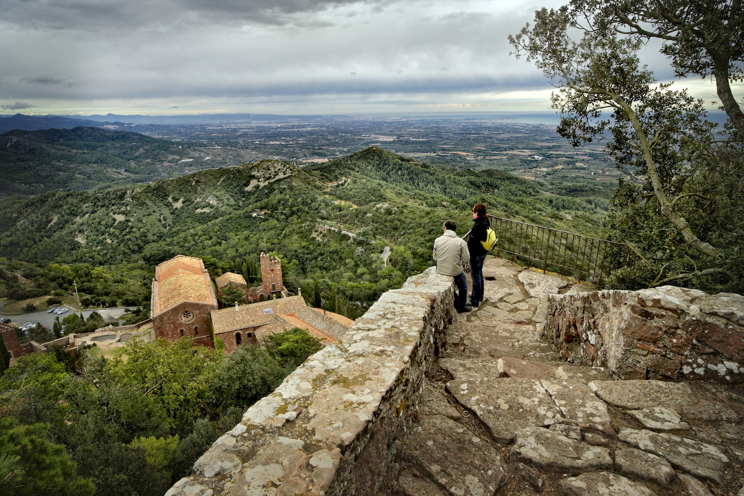 El castell monestir de Sant Miquel d’Escornalbou, al terme de Riudecanyes, era l’epicentre d’una gran baronia, i va estar habitat per monjos agustinians i franciscans.