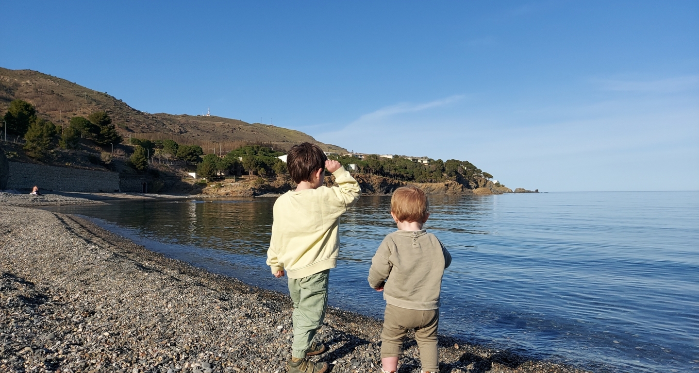 En Roc i la Tanit jugant a la platja de Colera