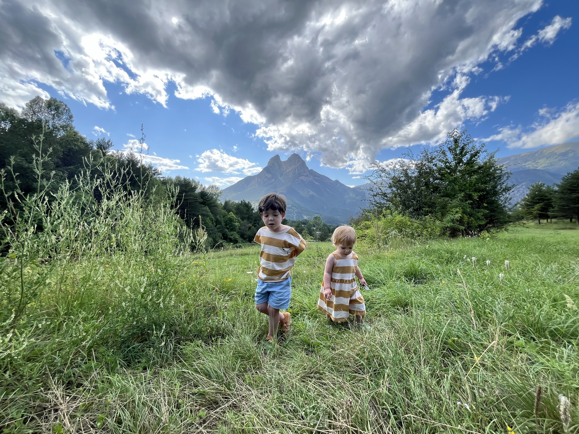 En Roc i la Tanit amb el Pedraforca de fons