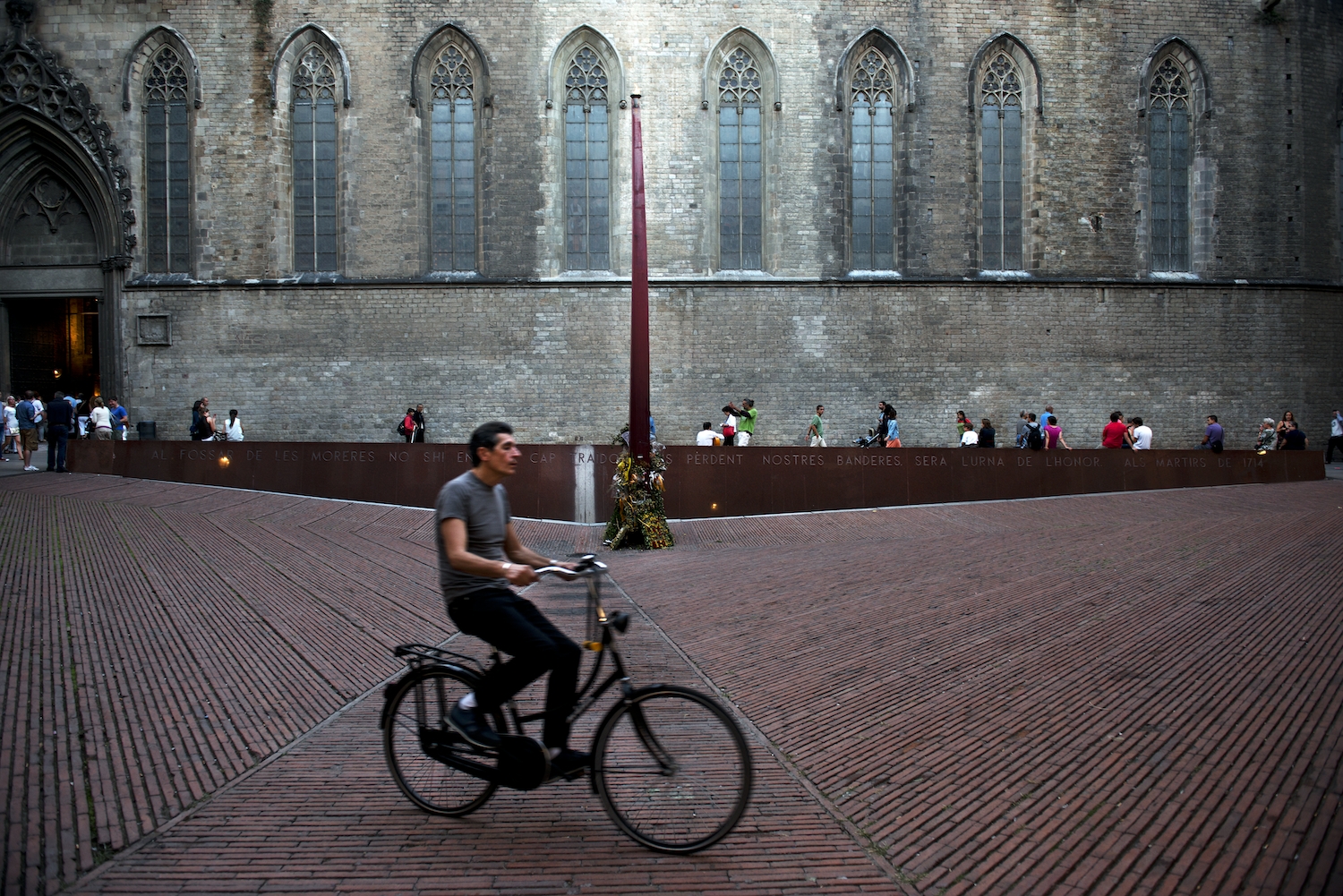 A tocar de la basílica de Santa Maria del Mar, el Fossar de les Moreres acull un memorial de guerra pels morts del setge del 1714. La zona esdevingué fossa comuna de molts dels defensors de la ciutat