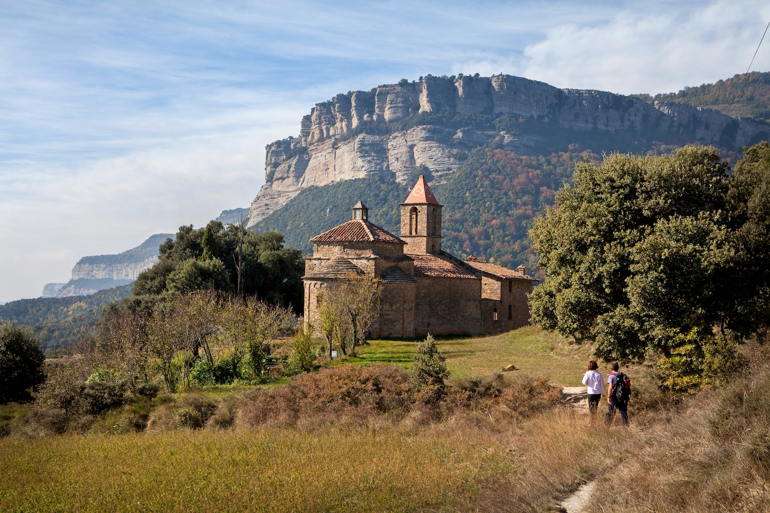 Sota els cingles de Collsacabra s’aixeca des de fa més de mil anys l’ermita de Sant Joan de Fàbregues. L’antiga rectoria està avui habilitada com a casa de colònies