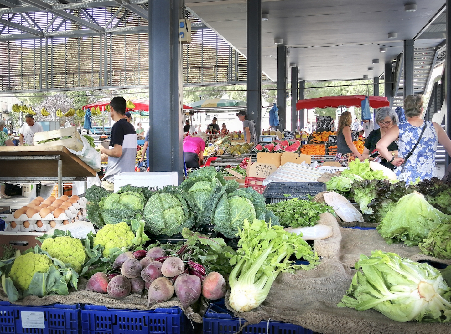 Els mercats són l'ambient perfecte per parlar amb els productors i conèixer la procedència de les fruites i verdures que comprem