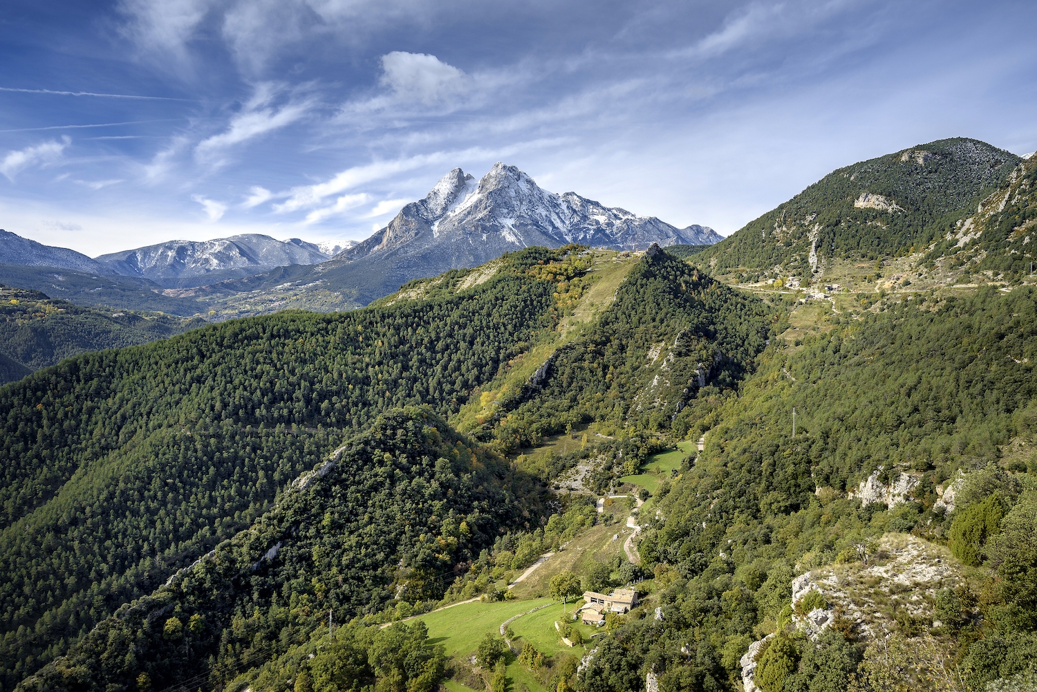 A la tardor, les primeres nevades enfarinen els pollegons i l’enforcadura del Pedraforca