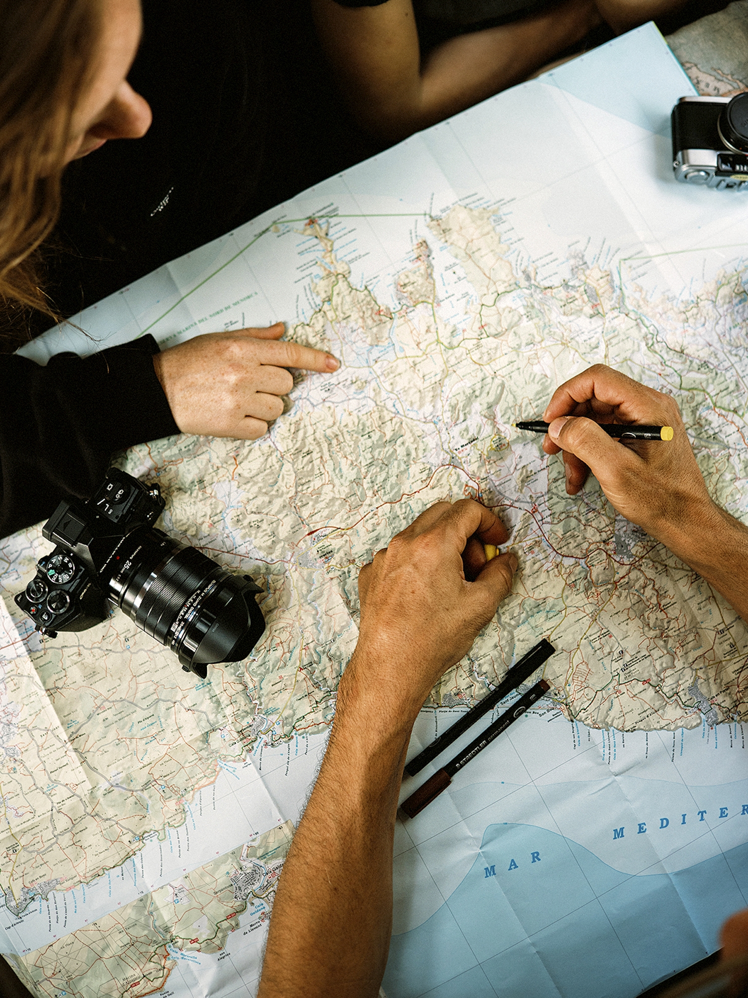 Menorca és la primera fita de la travessa per les Balears, i sobre el mapa planifiquen itineraris i visites