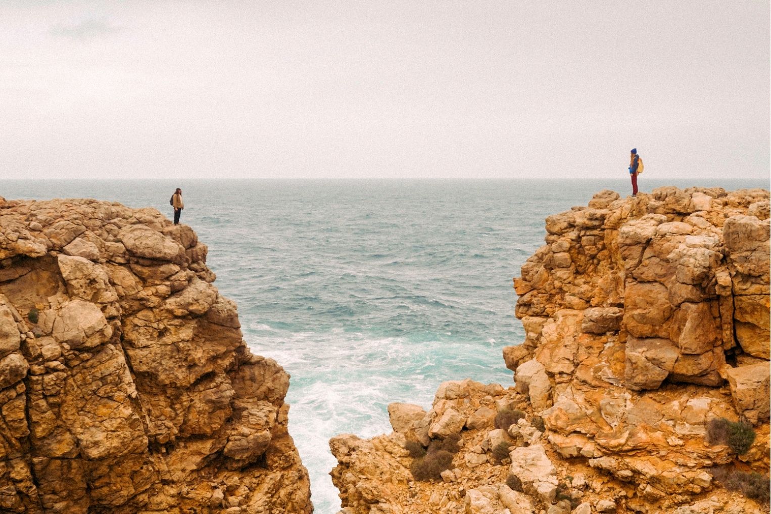 Els paisatges marítims captiven els membres de l’expedició, que s’aturen a tot arreu per fer-hi fotografies o il·lustracions