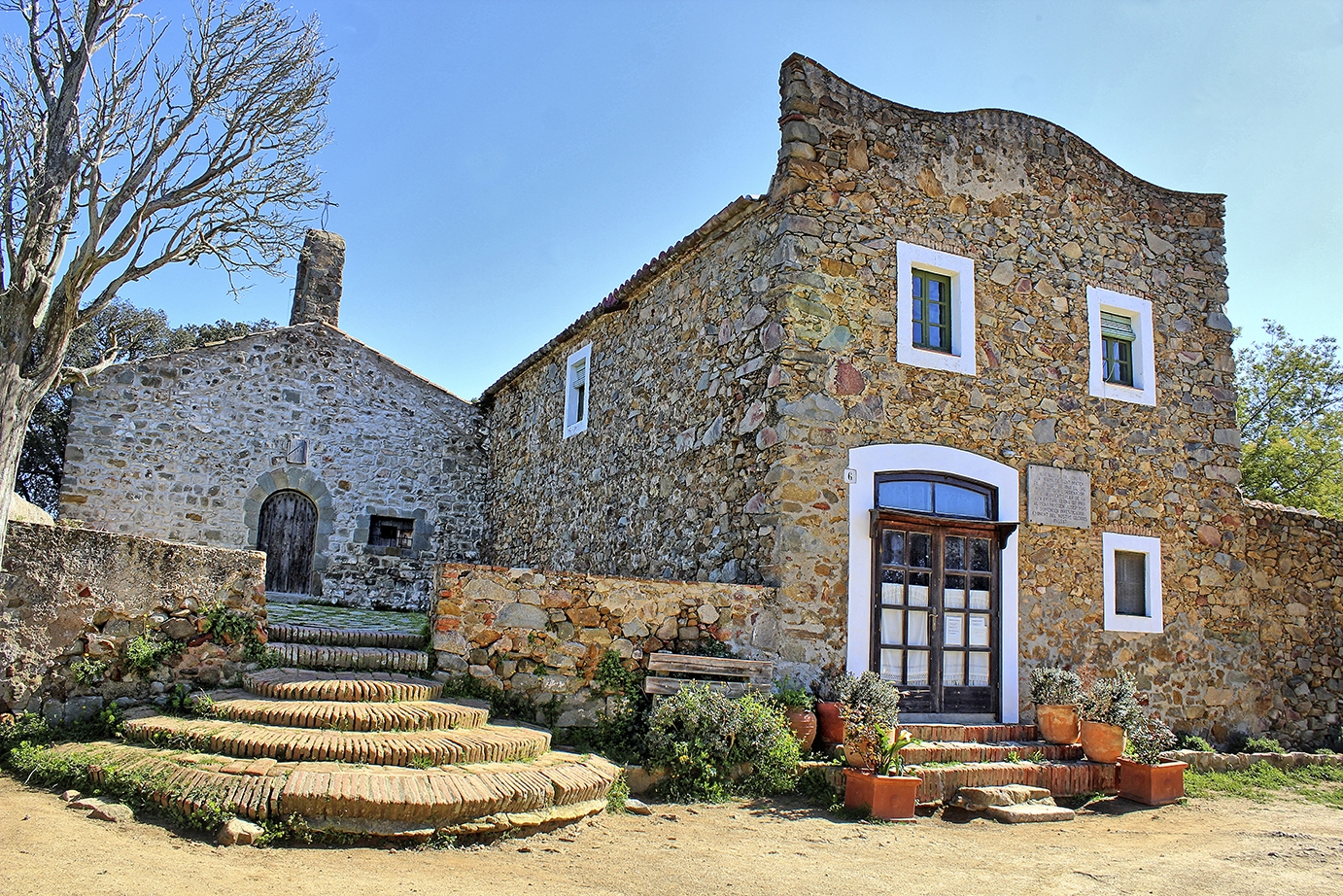 L'ermita de Sant Mateu del Bosc.