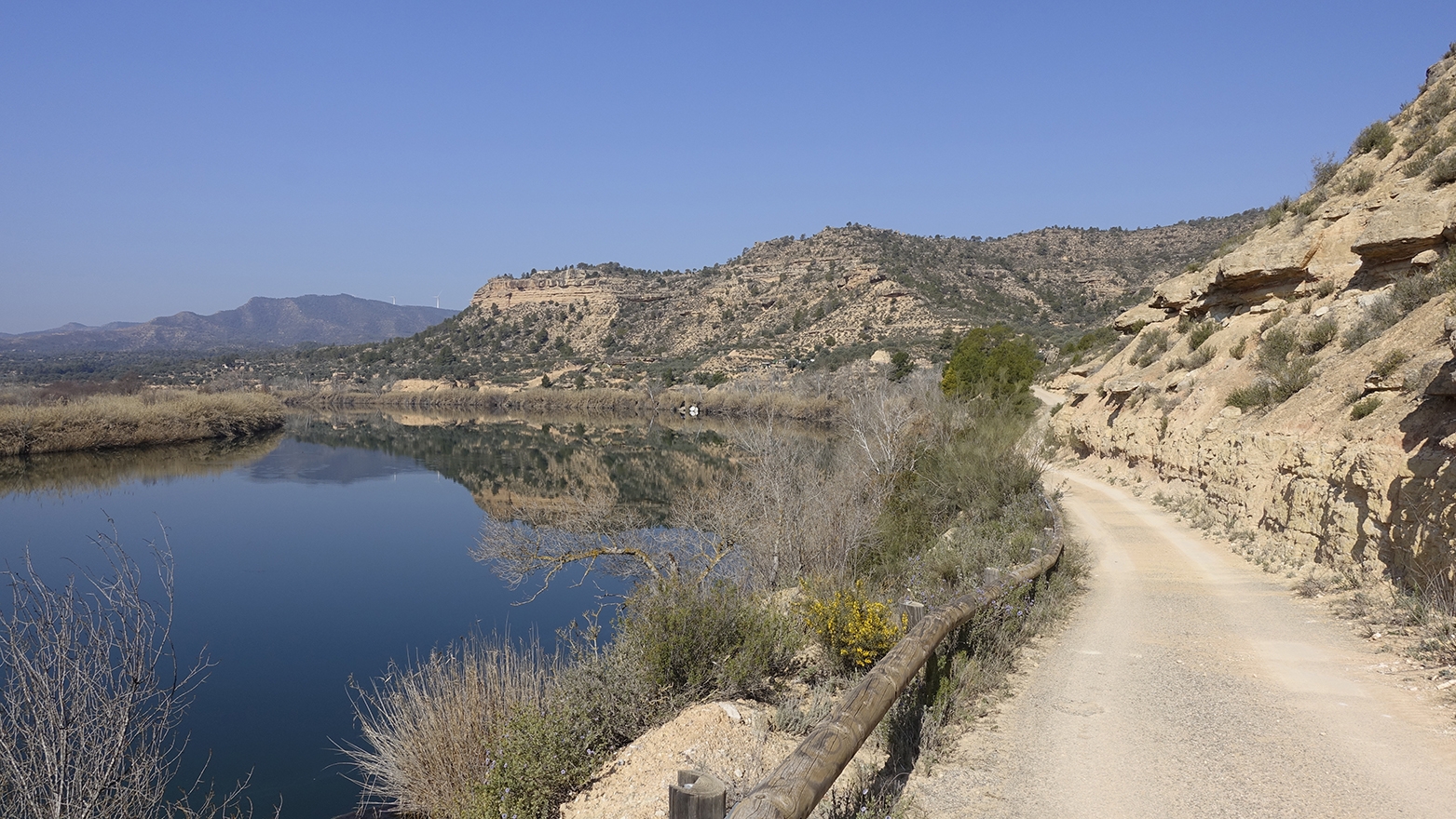 El Mirador de les Illes ofereix una panoràmica destacada sobre la riba dreta de l’Ebre.