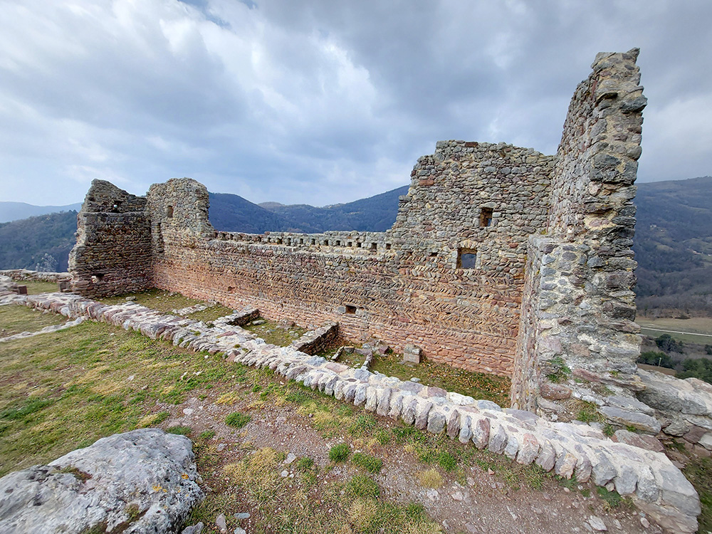 Les restes del castell medieval de Rocabruna desperten la imaginació dels més petits.