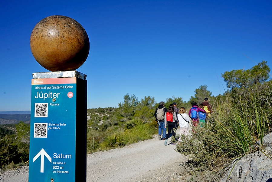 A les fites hi ha codis QR que donen informació sobre els planetes. El Sol es troba al punt de sortida.