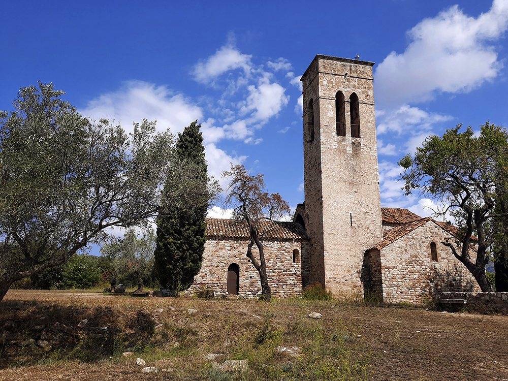 L'església de Sant Esteve de Castellar Vell és romànica, del segle XI.