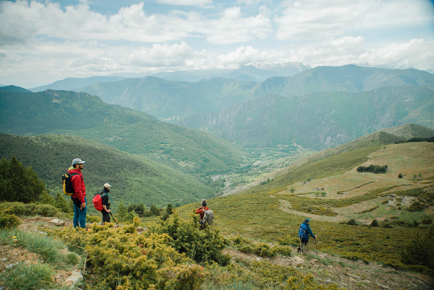 Per baixar fins a Ginestarre, l’expedició es desvia una mica del GR 11