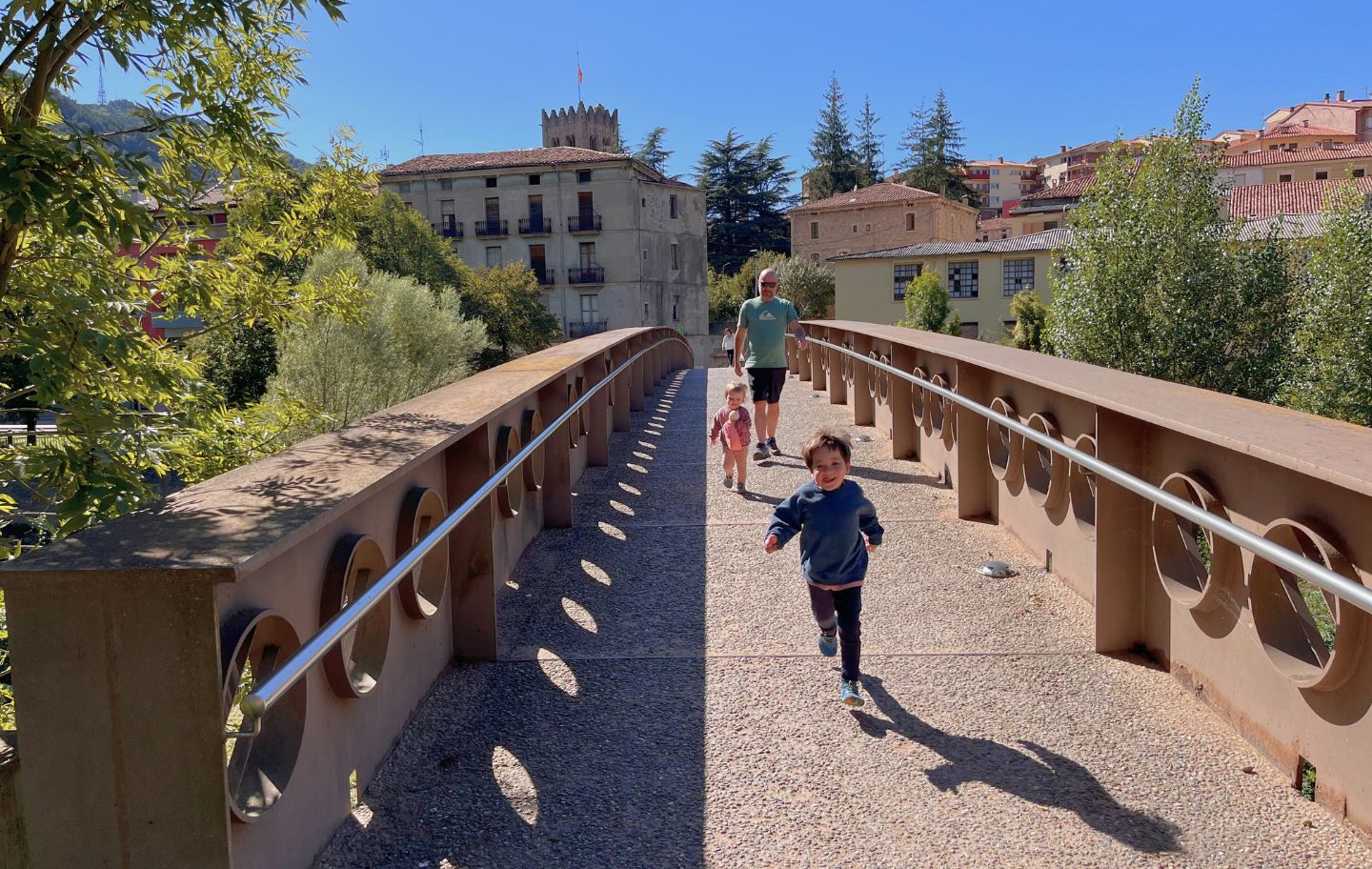 En Roc, la Tanit i en Carles, amb el campanar romànic de Ripoll de fons