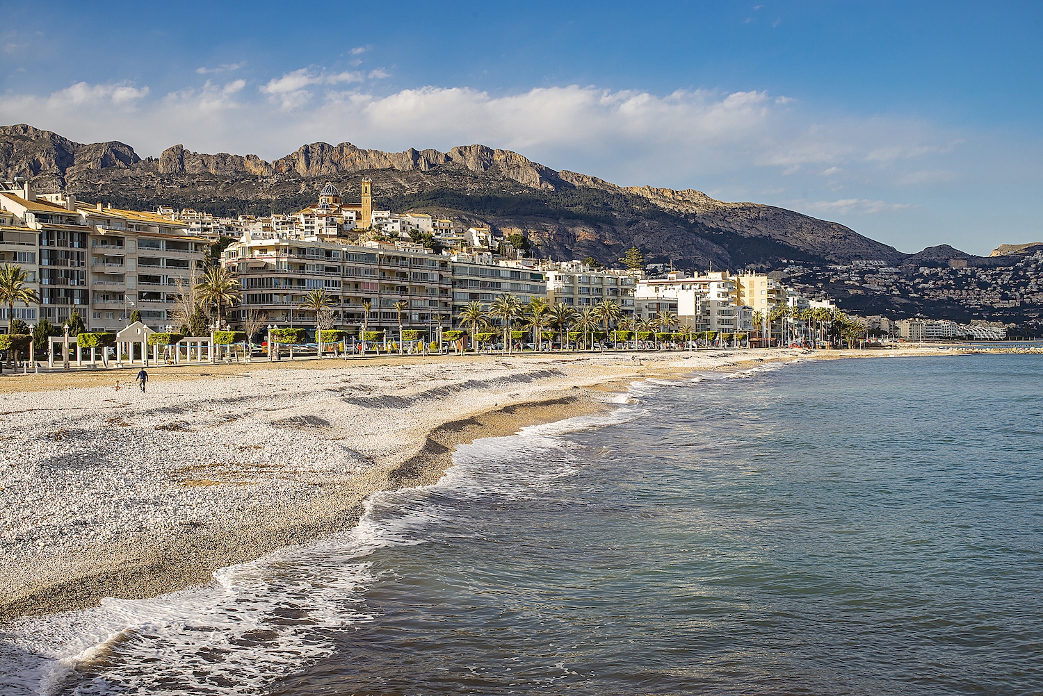 Vista d’Altea amb el Parc Natural de la Serra Gelada al fons