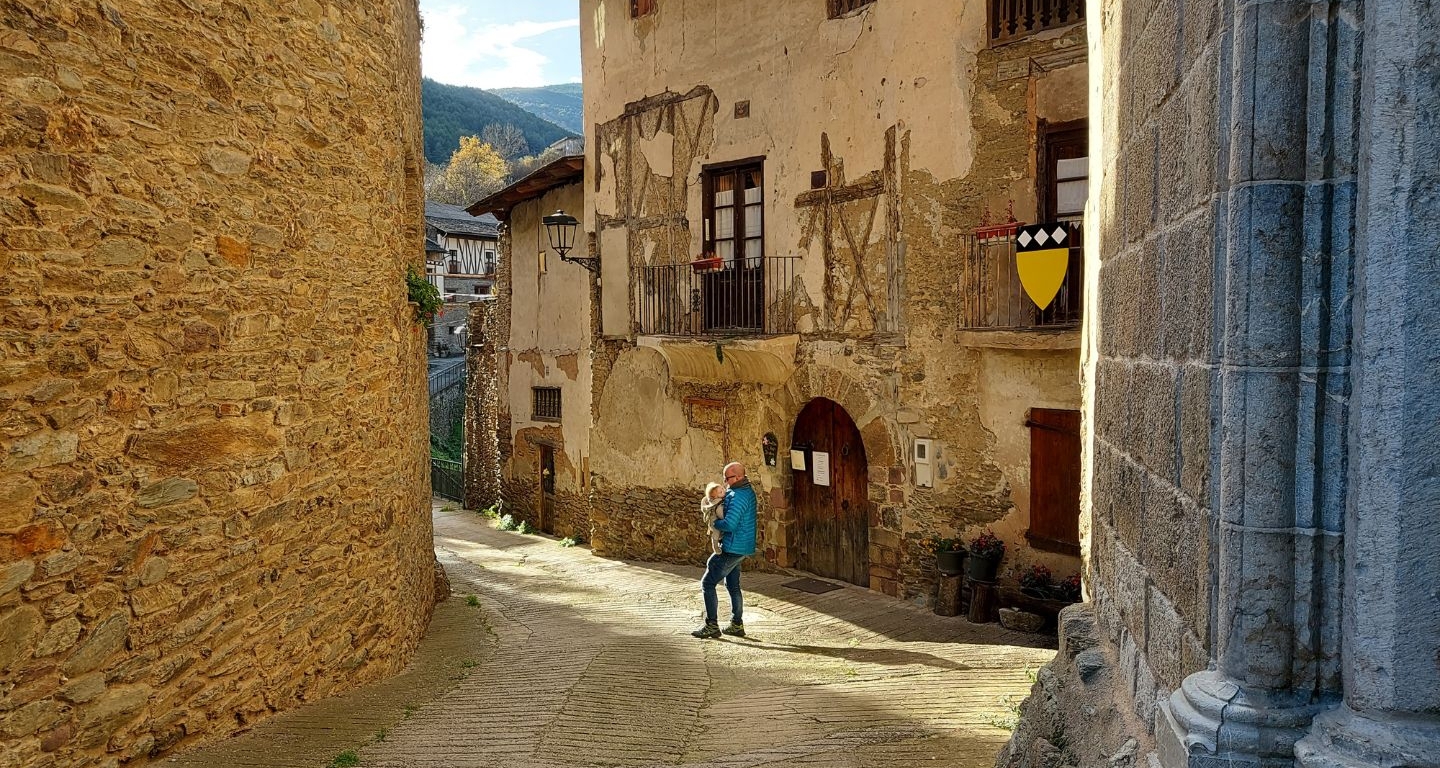 El carrer major de Castellbò arriba fina a la imponent col·legiata de Santa Maria