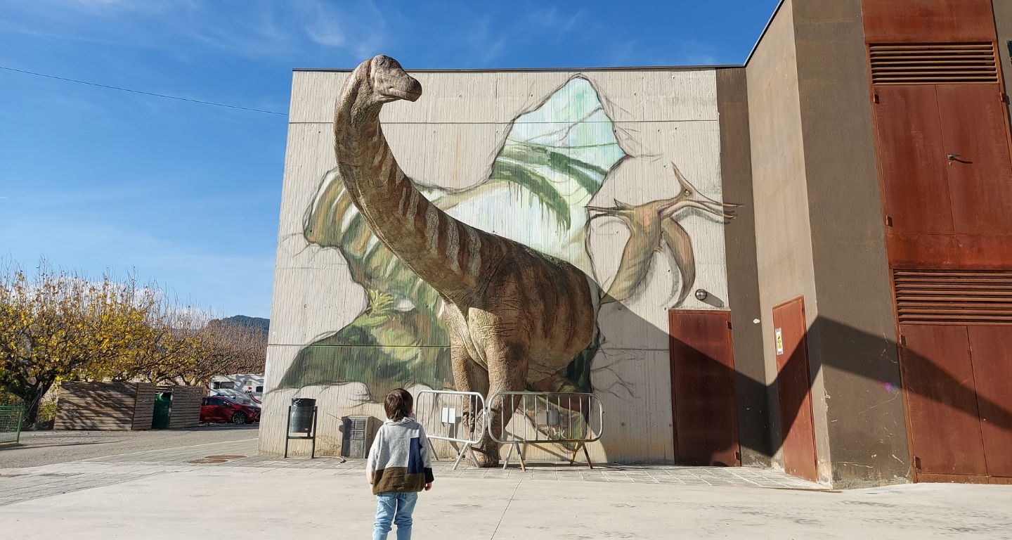 Una titanosaure dona la benvinguda al Dinosfera