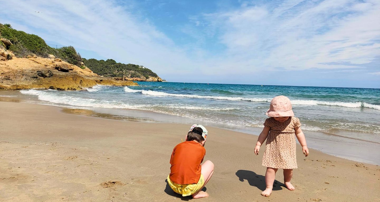 Al llarg del camí de ronda que passa pel bosc de la Maquesa hi ha diverses cales verges