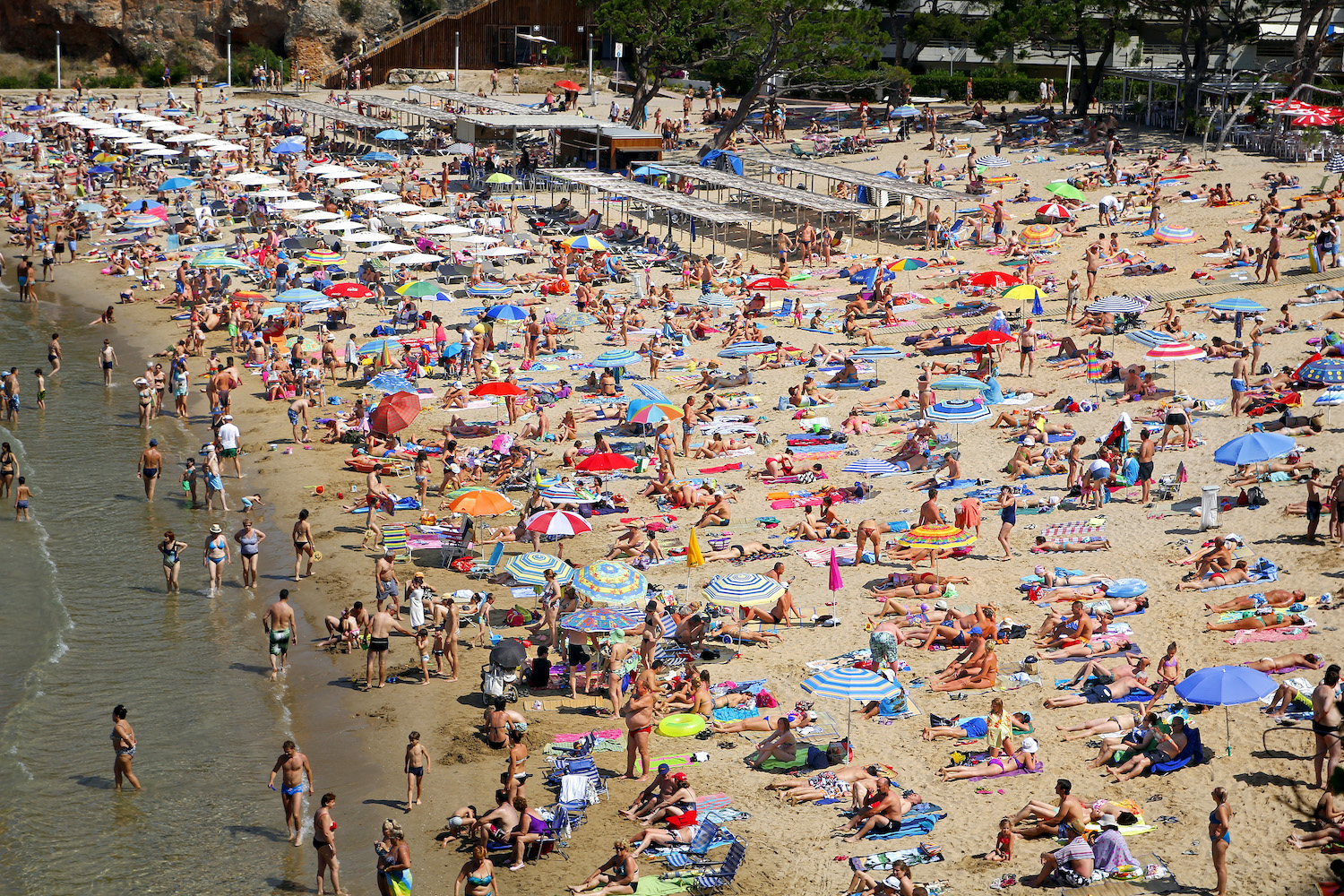 El monocultiu turístic als municipis litorals dels nostre país crea una gran dependència de l’arribada de visitants internacionals