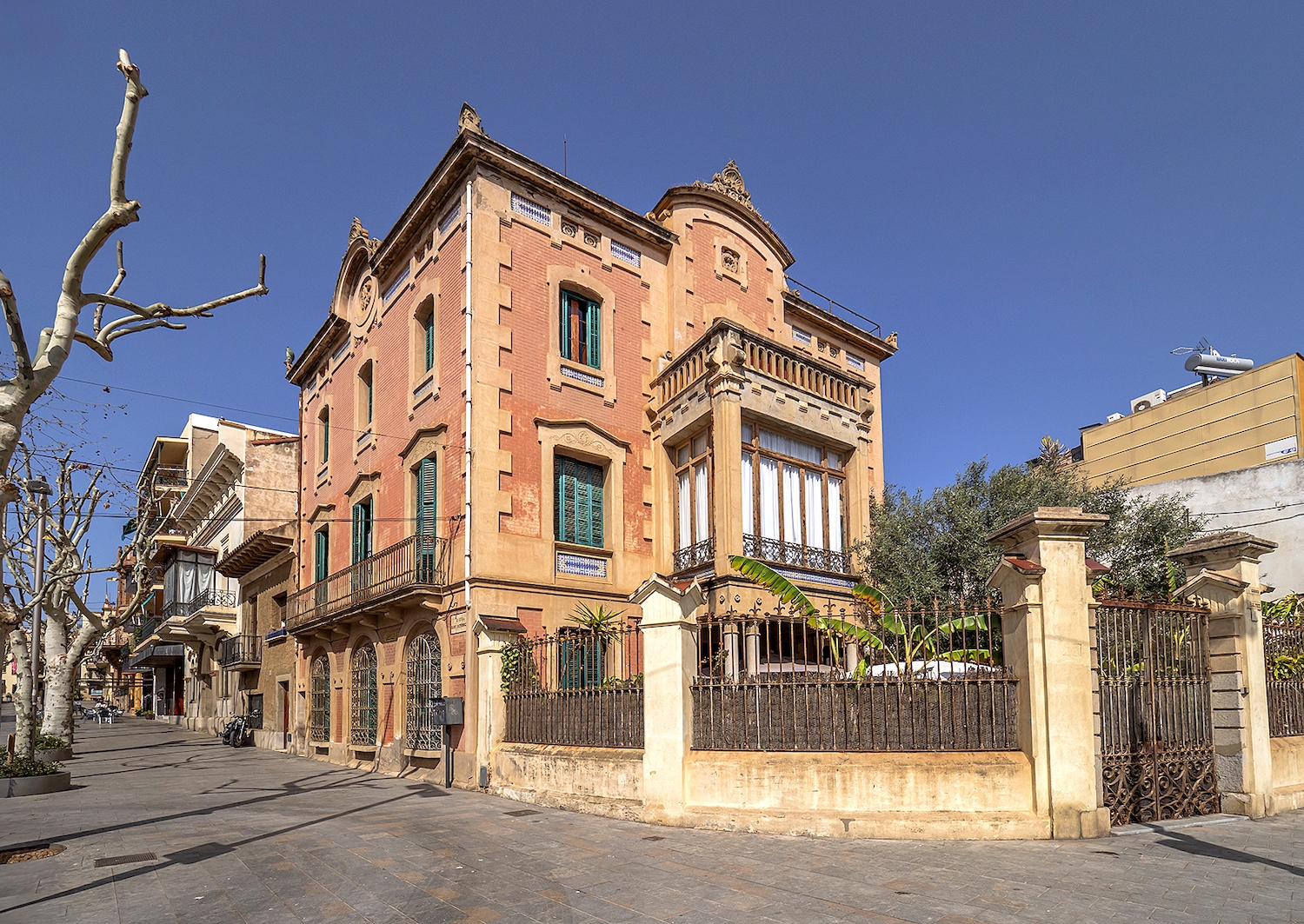 El jardí i la façana de Cal Negre, a Canet de Mar