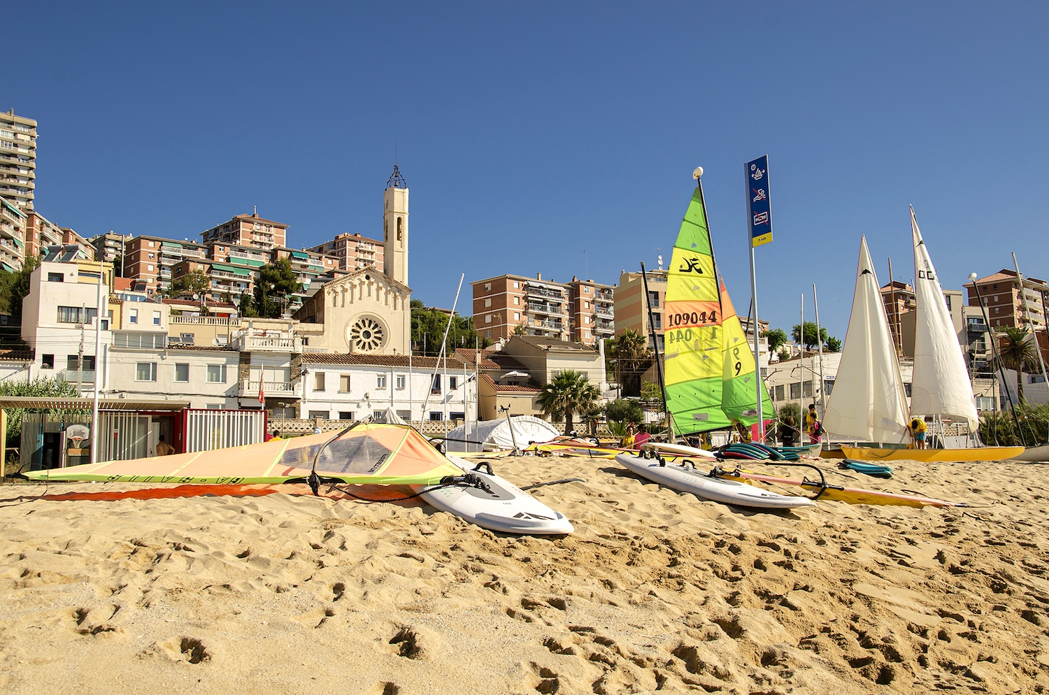 Des de la platja de les Barques de Montgat es pot observar l'església de Sant Joan de Montgat