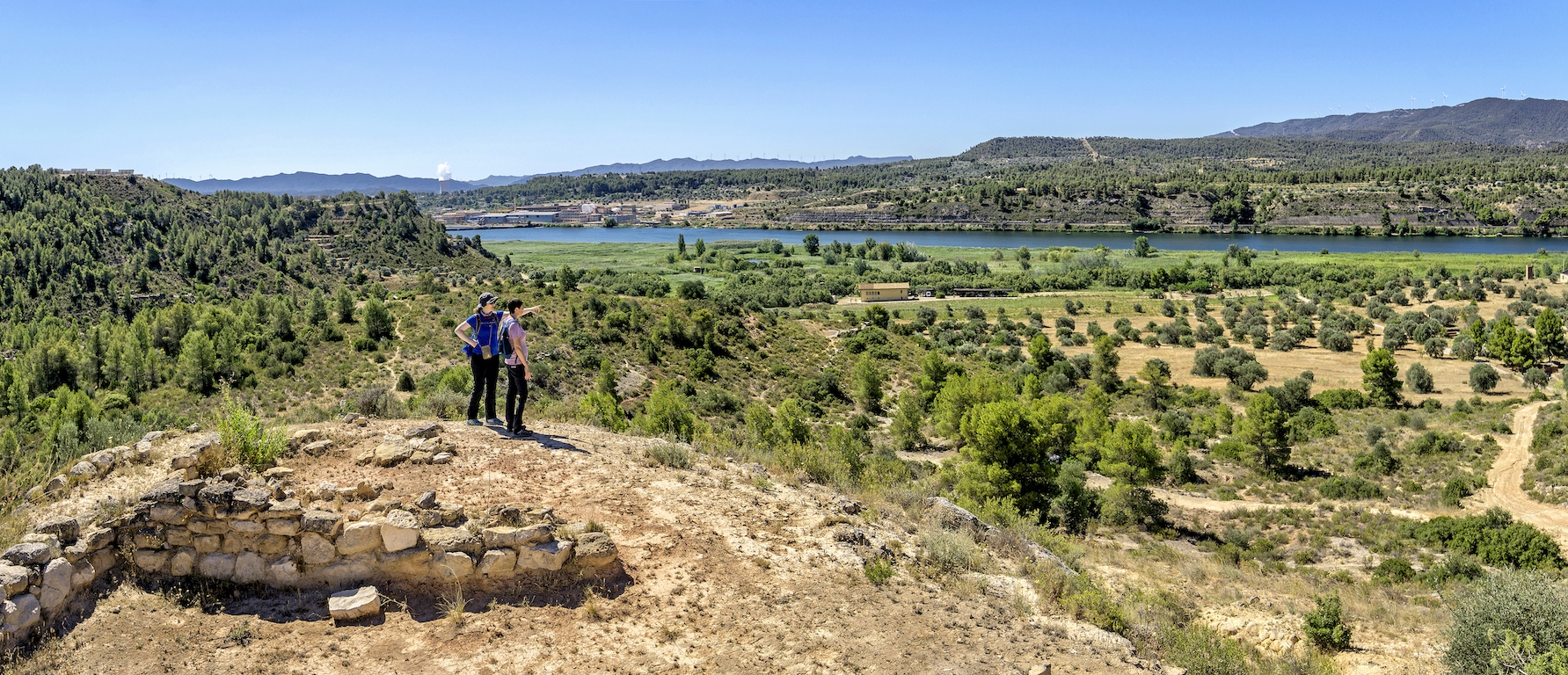 Aquesta és la panoràmica de l’Ebre i del seu entorn natural que s’albira des del jaciment ibèric de Sebes