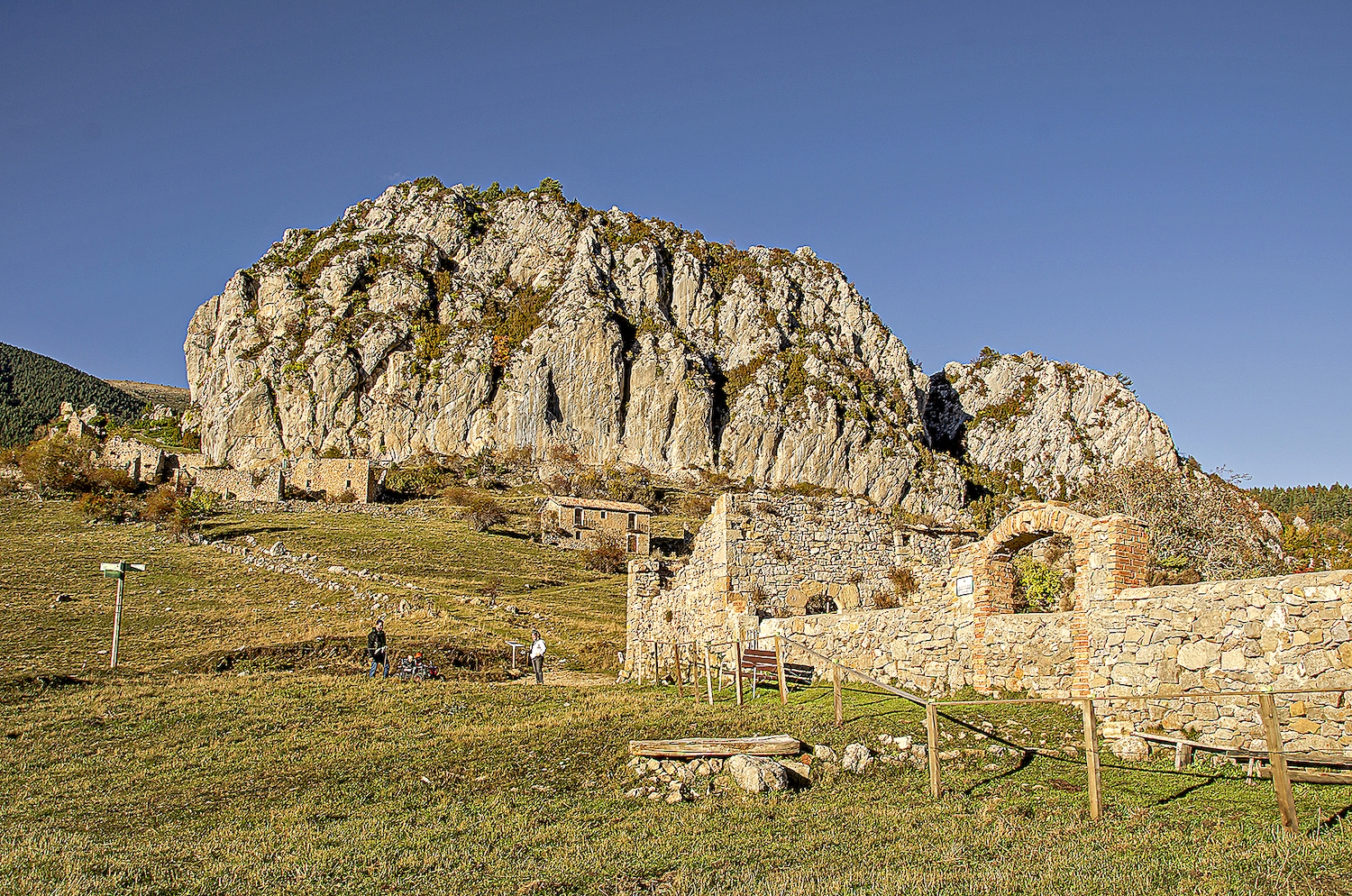 Peguera es troba a 1.701 metres d’altitud, als peus del roc de Peguera. L’abandonament de les mines de Fígols contribuí al despoblament del poble