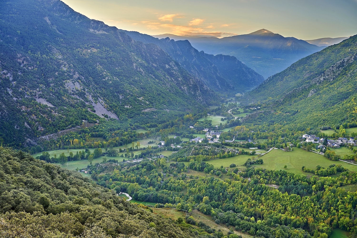 Ribera de Cardós s’aixeca en una plana de la vall, aladretadela Noguera de Cardós