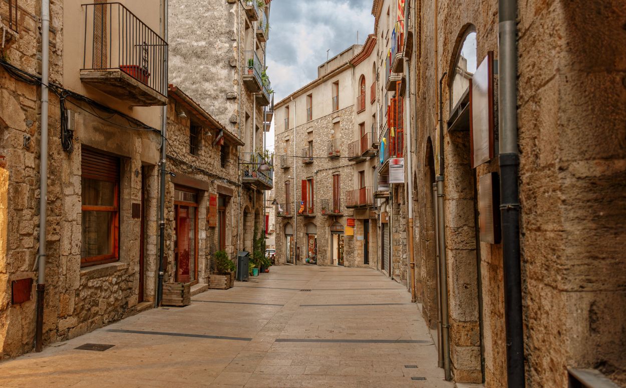 Carrer de pedra a Besalú, poble on es troba el molí fariner d'en Subirós