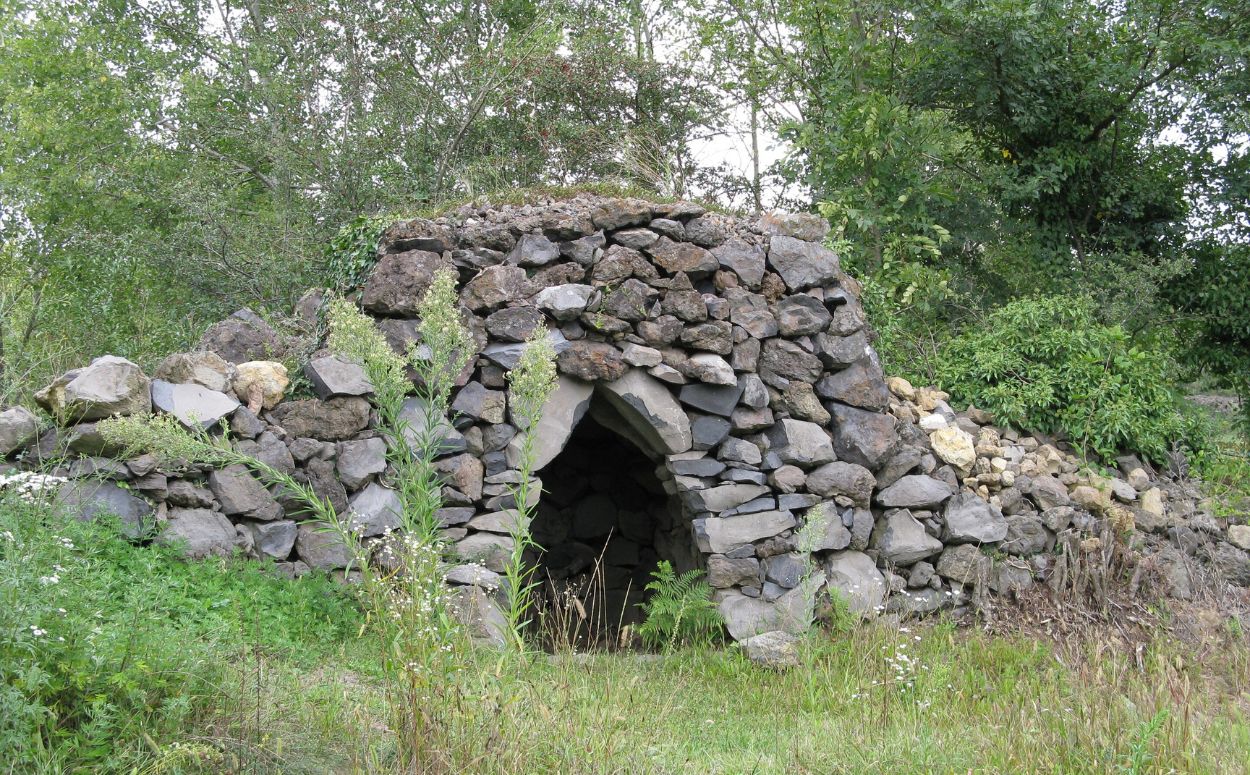 Construcció de pedra al Parc de la Pedra Tosca