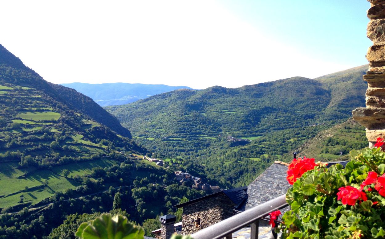 Vistes a la Vall d’Àssua des de Cal Roset