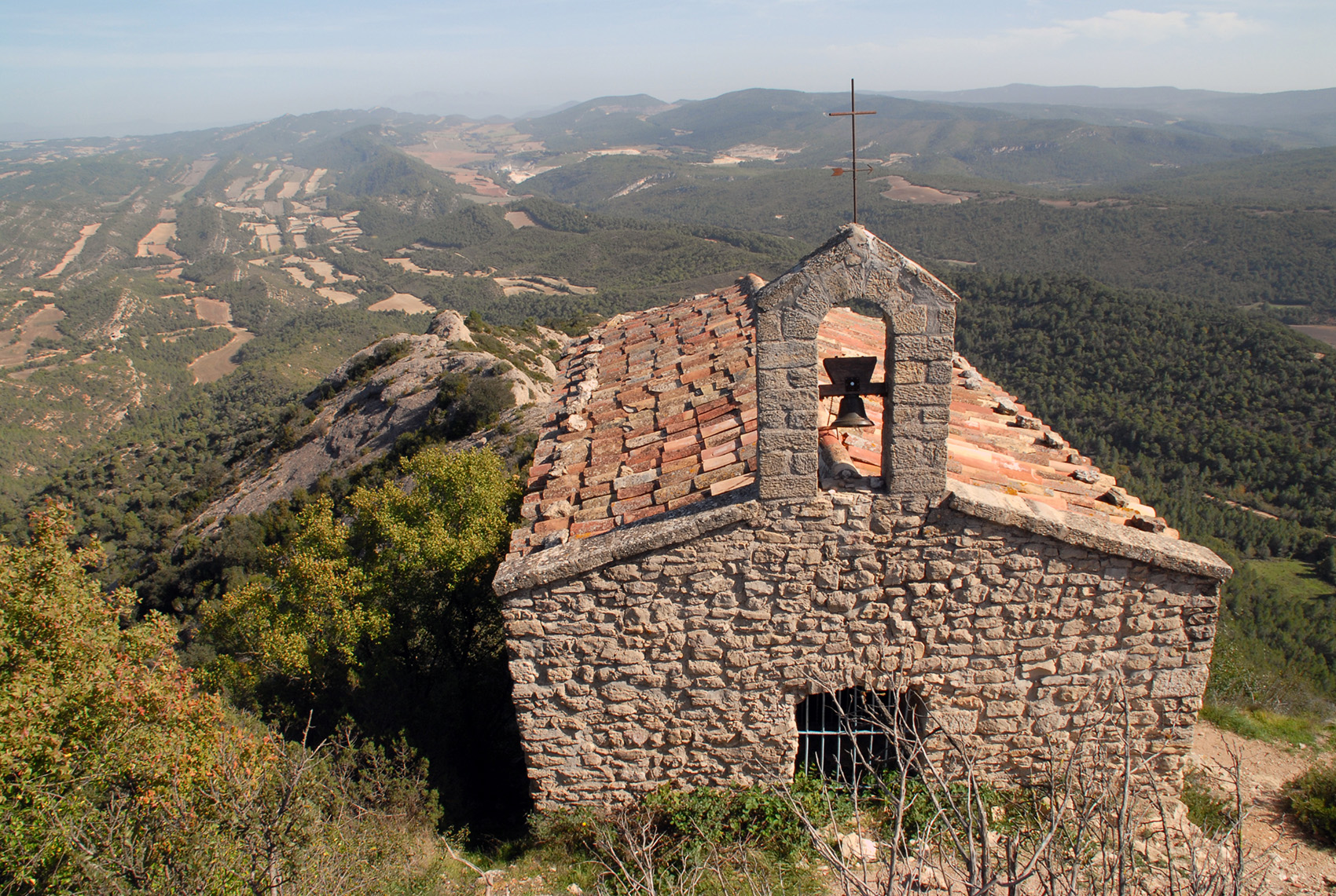 Pugem fins a Sant Miquel de Montclar, cim que protegeix poblets de miniatura