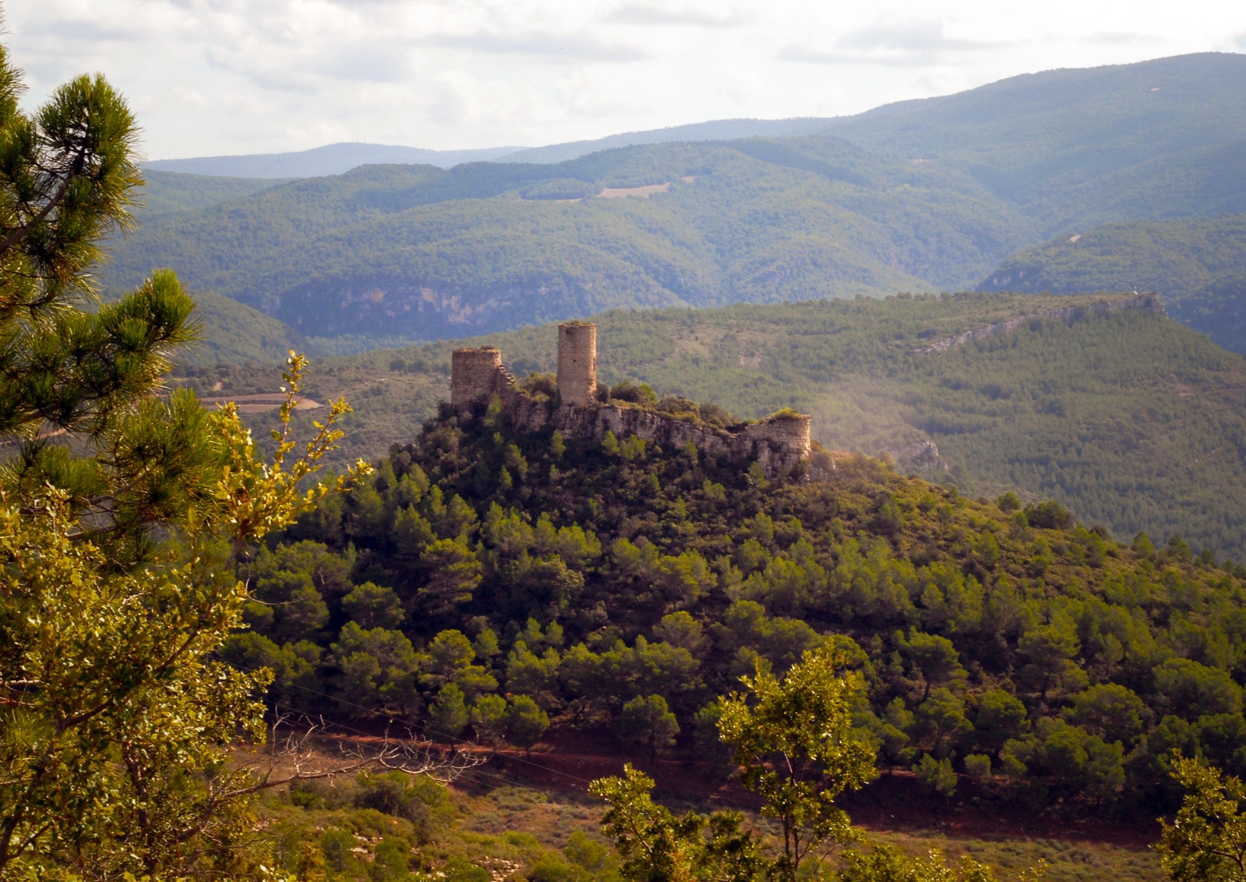 El castell de Saborella, amb la muralla i les torres que encara queden dempeus