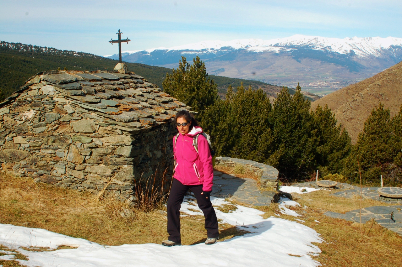 Pel camí trobem Sant Bernabé, una petita capella enmig de l’alta muntanya