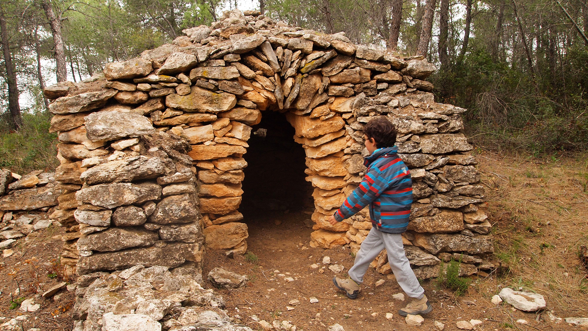 El municipi del Masroig, al Priorat, és ple d'oliveres, ametllers, vinyes i barraques de pedra seca construïdes pels pagesos per refugiar-se de les tronades, el fred i la calor