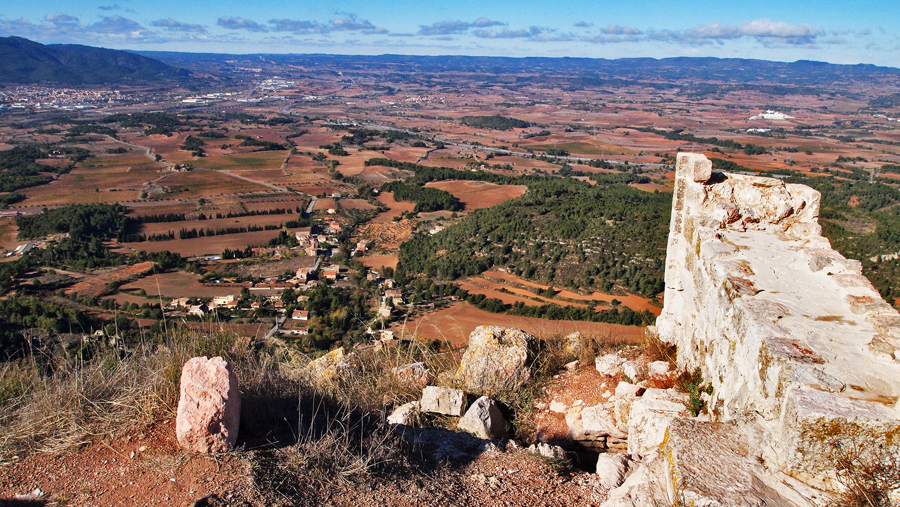 La plana de la Conca de Barberà s’estén als nostres peus des del castell de Prenafeta