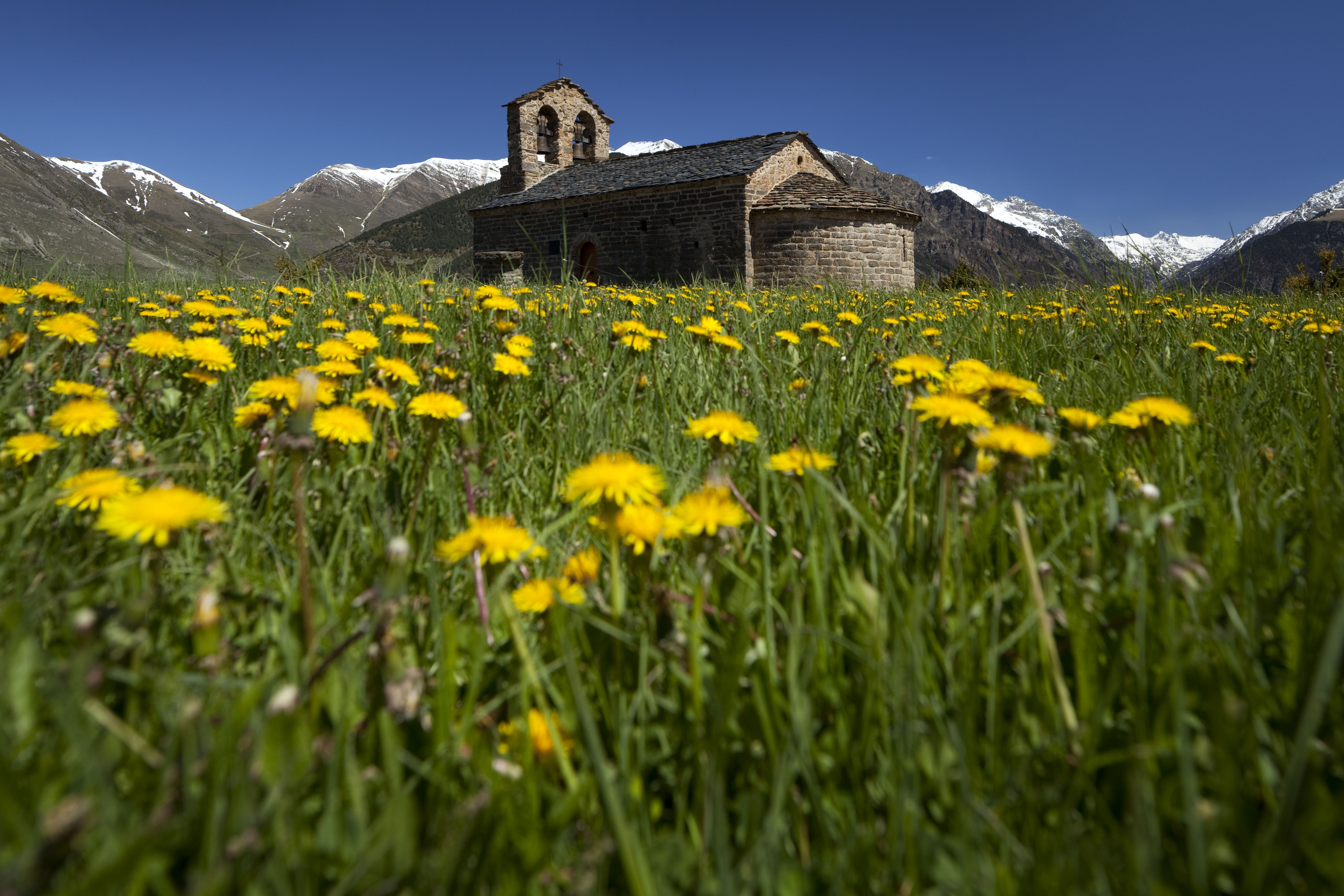 Des de l’ermita de Sant Quirc es té una vista magnífica de la vall de Boí i de les muntanyes que l’envolten