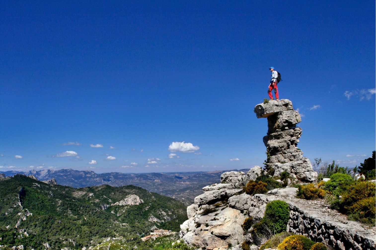 Els Martells són una curiosa formació rocosa des d’on hi ha una gran vista sobre la vall de Cardó i l’antic balneari