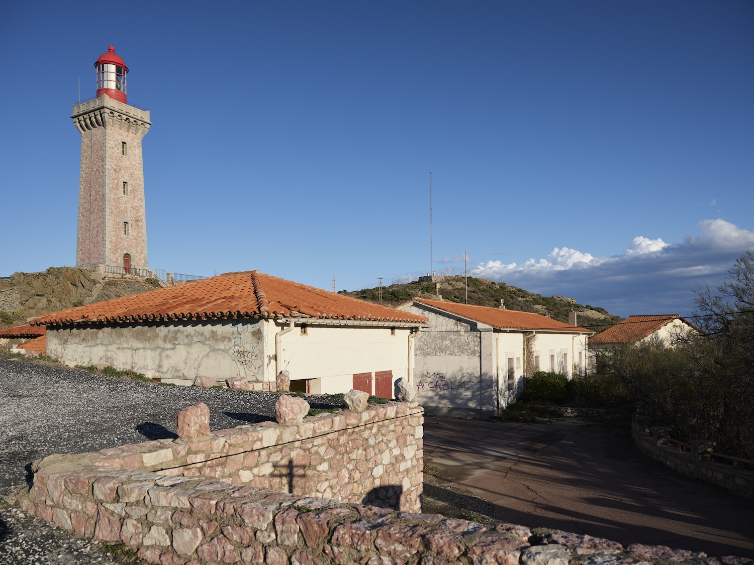 Al cap de la Biarra, al nord-est de Portvendres, s’hi alça un impressionant far, un radiofar i un semàfor marítim propietat de la Marina francesa