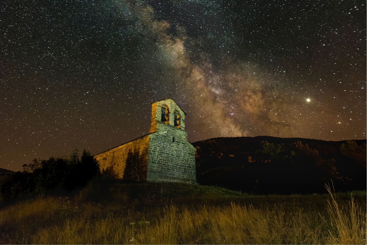 La Via Làctia, també coneguda com a Camí de Sant Jaume, es veu perfectament aquí sobre l’ermita de Sant Quirc de Durro