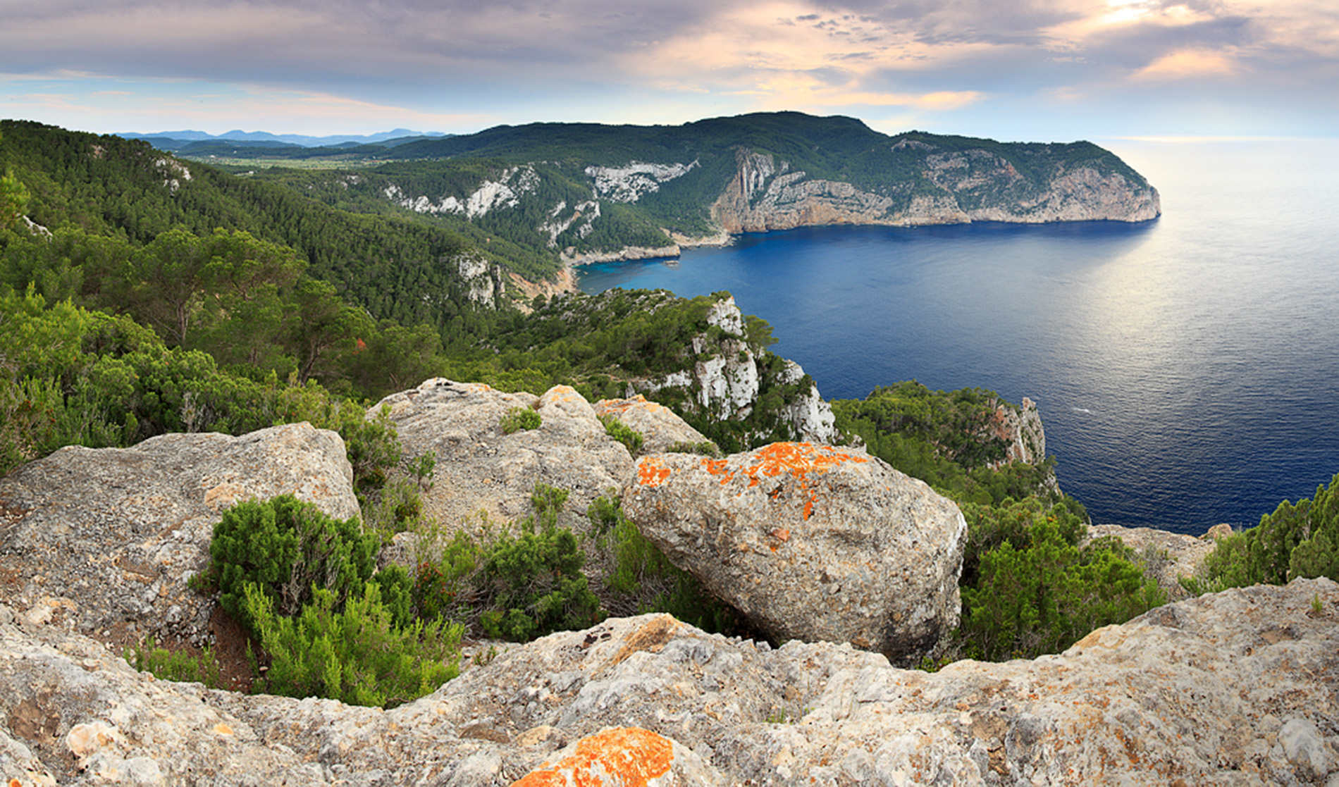 La cala d’Albarca és una de les joies paisatgístiques de l’illa, amb els seus penyasegats imponents