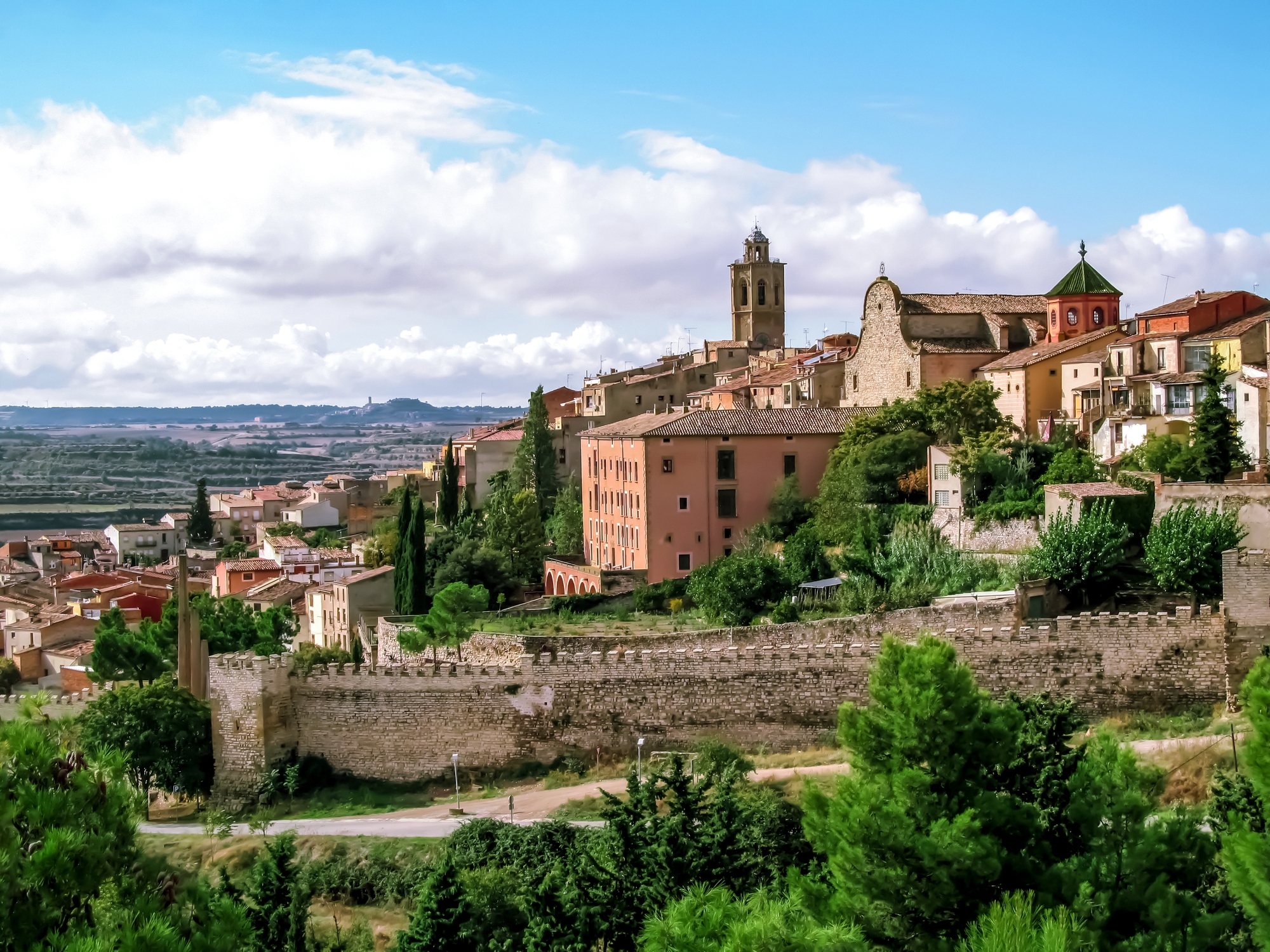 Cervera és una ciutat amb moltes edificacions romàniques, neoclàssiques i modernistes